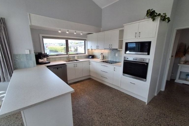 Photo of property in 17 Endeavour Avenue, Welcome Bay, Tauranga, 3112