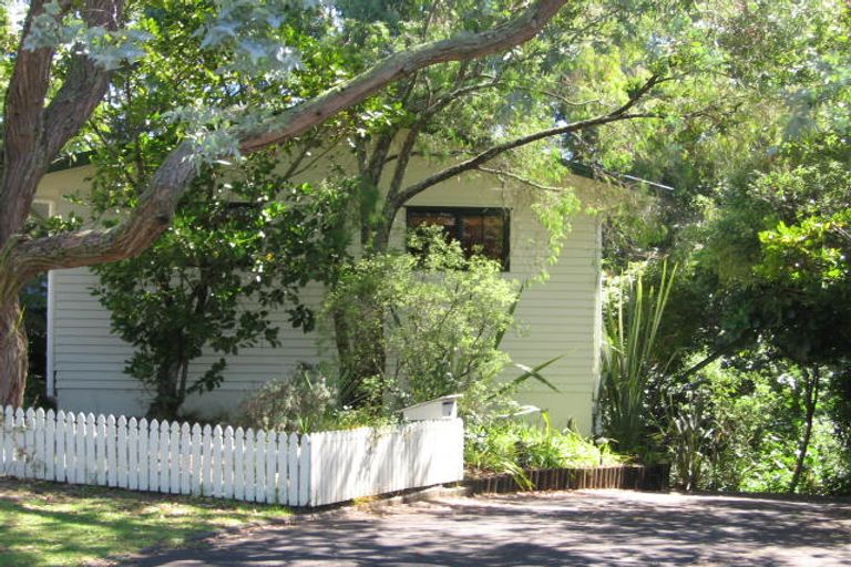 Photo of property in 8 Idyll Place, Northcross, Auckland, 0632