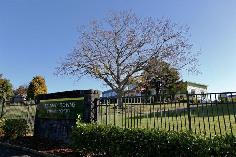 Photo of property in 1/48 Mirrabooka Avenue, Botany Downs, Auckland, 2010