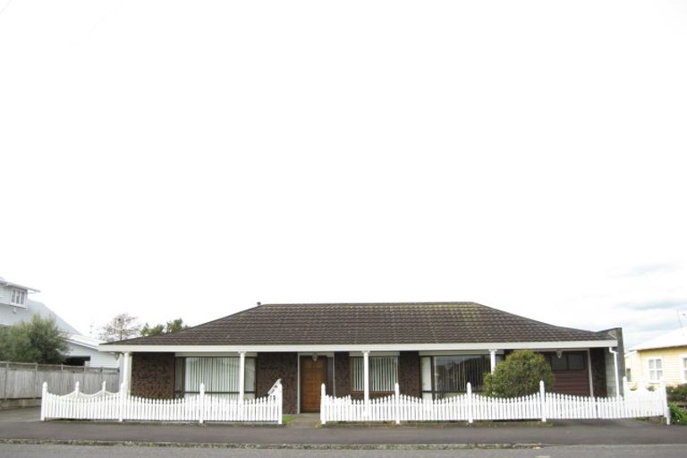 Photo of property in 19 Paynters Avenue, Strandon, New Plymouth, 4312