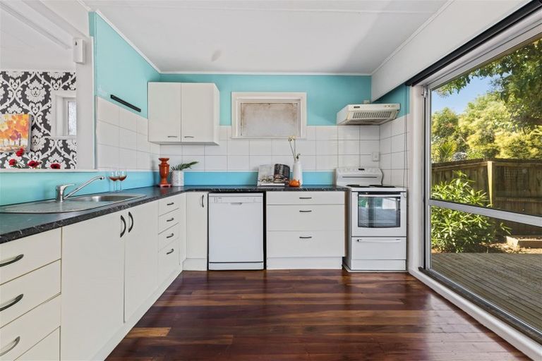 Photo of property in 121 Millbrook Road, Sunnyvale, Auckland, 0612