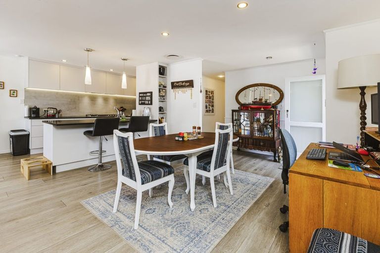 Photo of property in 4 Standish Place, Bayview, Auckland, 0629