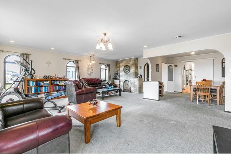 Photo of property in 3/2 Beach Road, Castor Bay, Auckland, 0620