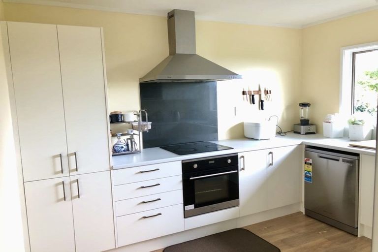 Photo of property in 2/104 Carlisle Road, Browns Bay, Auckland, 0632