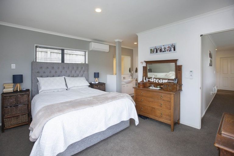 Photo of property in 61 Percy Kinsman Crescent, Riverstone Terraces, Upper Hutt, 5018