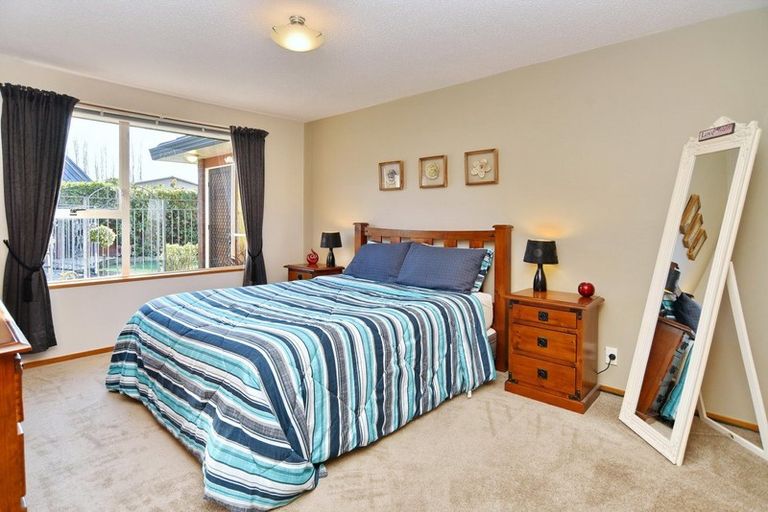 Photo of property in 2/19 Mulberry Place, Redwood, Christchurch, 8051