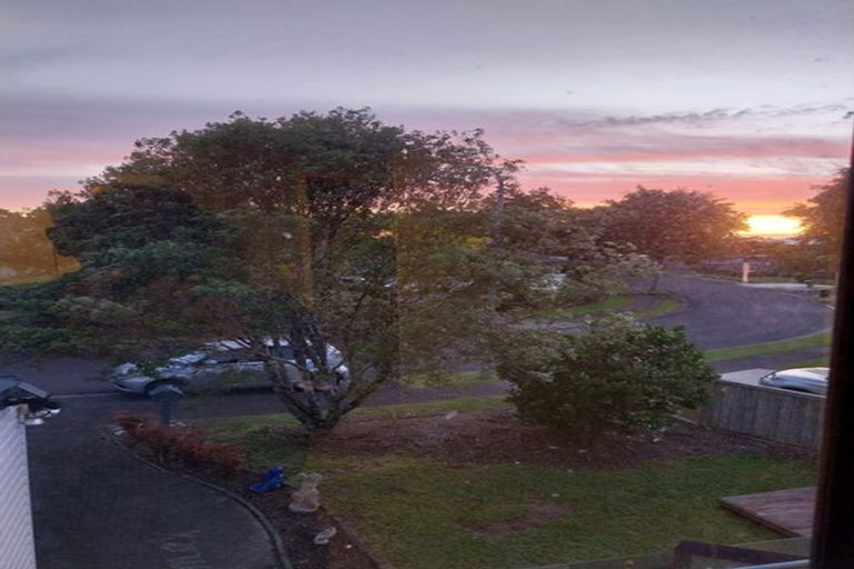 Photo of property in 2/28 Lochend Place, Highland Park, Auckland, 2010