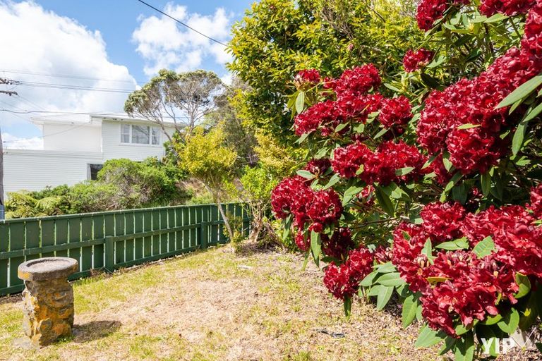 Photo of property in 8 Link Road, Newlands, Wellington, 6037