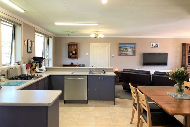 Photo of property in 30 Main Road, Clinton, 9534