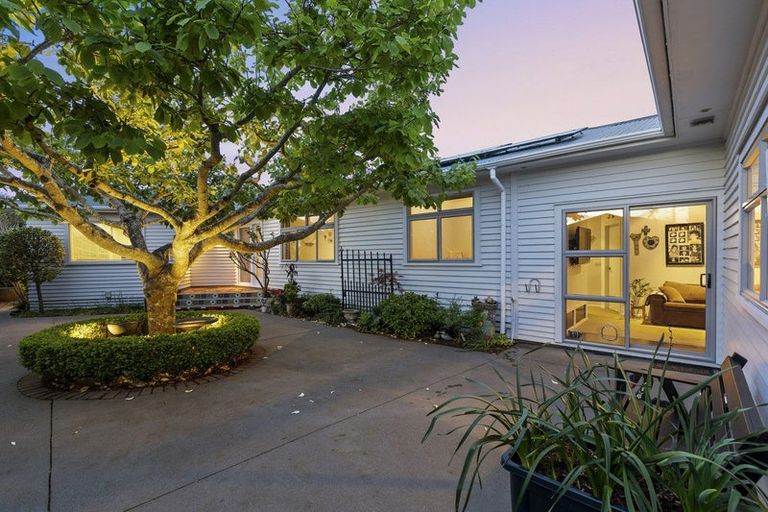 Photo of property in 8 Blenheim Place, Vogeltown, New Plymouth, 4310