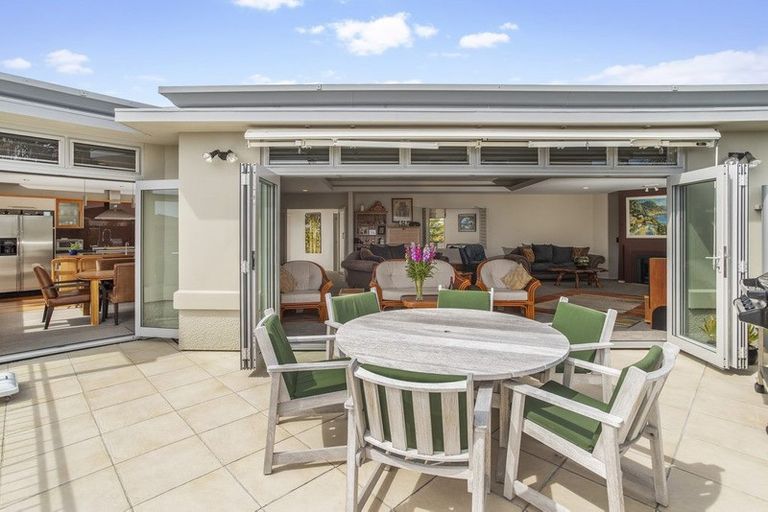 Photo of property in 2/164 Aberdeen Road, Campbells Bay, Auckland, 0620