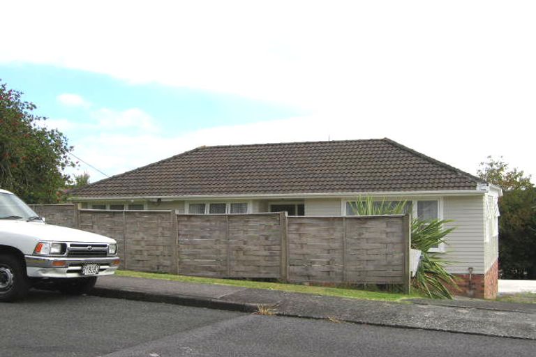 Photo of property in 11 Barron Drive, Green Bay, Auckland, 0604