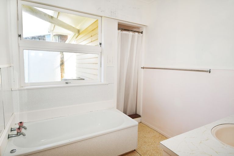 Photo of property in 4 Penguin Street, Leigh, 0985