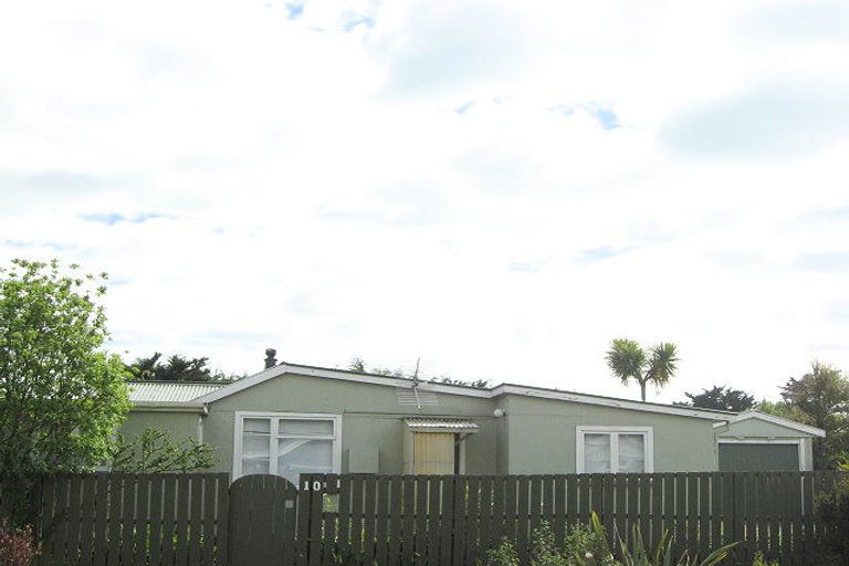 Photo of property in 10 Cross Street, Waikuku Beach, 7473