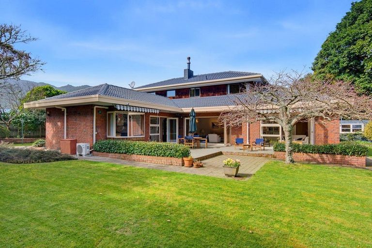 Photo of property in 10 Karaka Grove, Waikanae, 5036