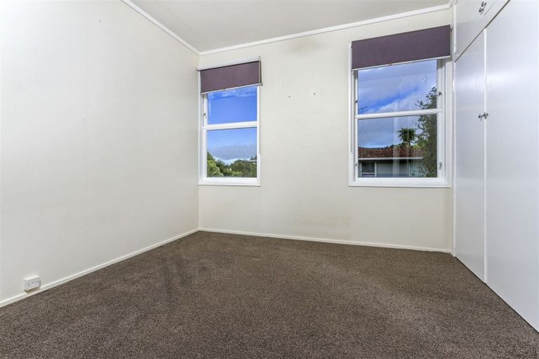 Photo of property in 2/253 Wairau Road, Totara Vale, Auckland, 0627