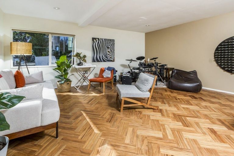 Photo of property in 1/9 The Esplanade, Castor Bay, Auckland, 0620