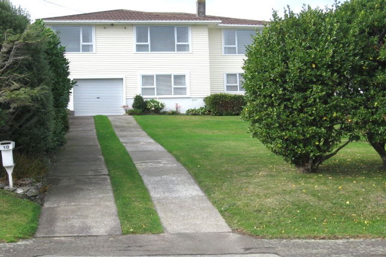 Photo of property in 10 Warrington Grove, Newlands, Wellington, 6037