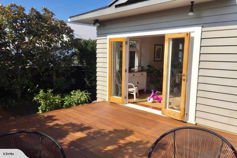 Photo of property in 9 Hanlon Crescent, Narrow Neck, Auckland, 0624