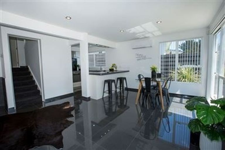 Photo of property in 12a Kingsbridge Place, Newlands, Wellington, 6037