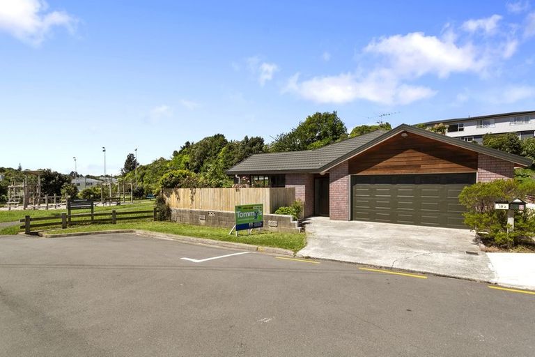 Photo of property in 10a Park Avenue, Tawa, Wellington, 5028