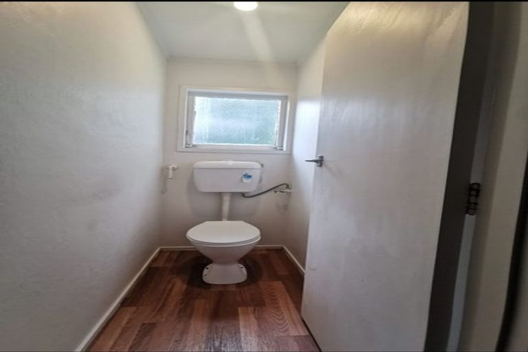 Photo of property in 1/2 Griffiths Place, Te Atatu South, Auckland, 0610