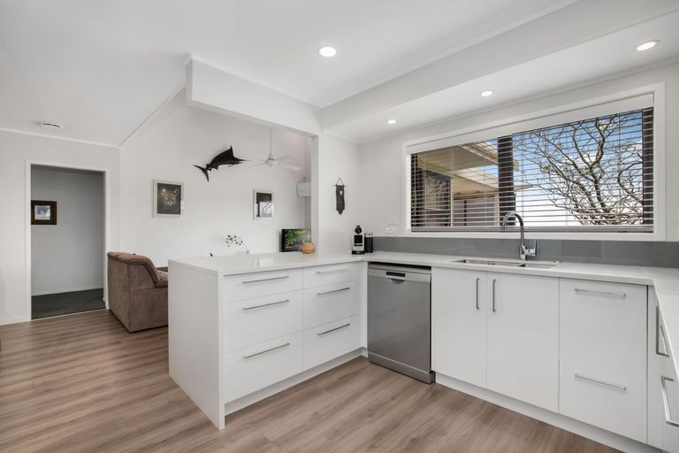 Photo of property in 21 St Annes Crescent, Wattle Downs, Auckland, 2103