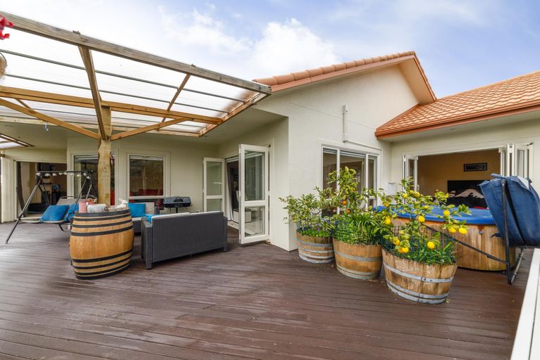 Photo of property in 15 Sycamore Crescent, Fitzherbert, Palmerston North, 4410