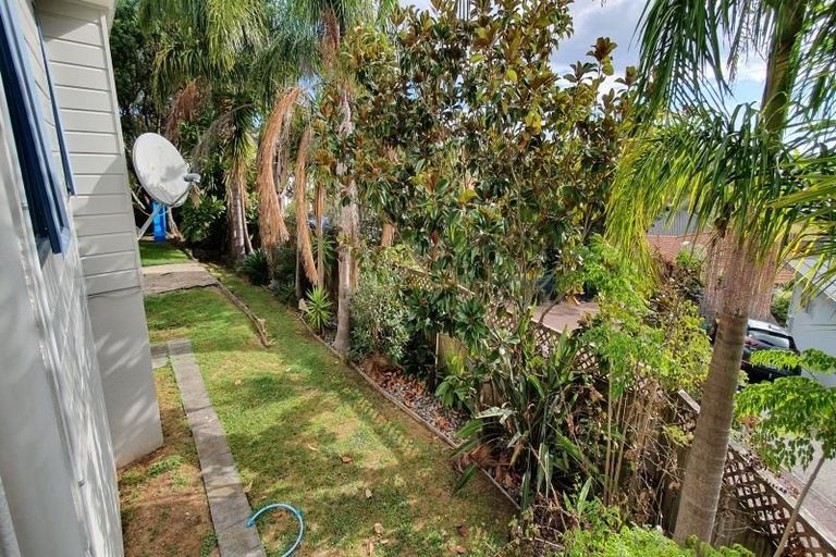 Photo of property in 19 Mandeville Place, Unsworth Heights, Auckland, 0632