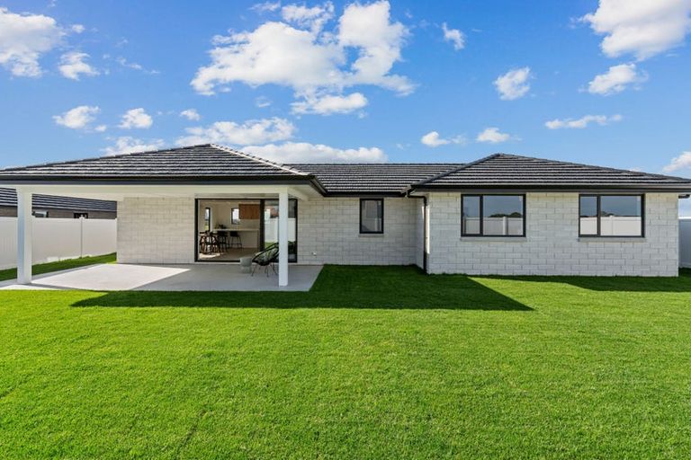 Photo of property in 8 Te Taniwha Road, One Tree Point, 0118
