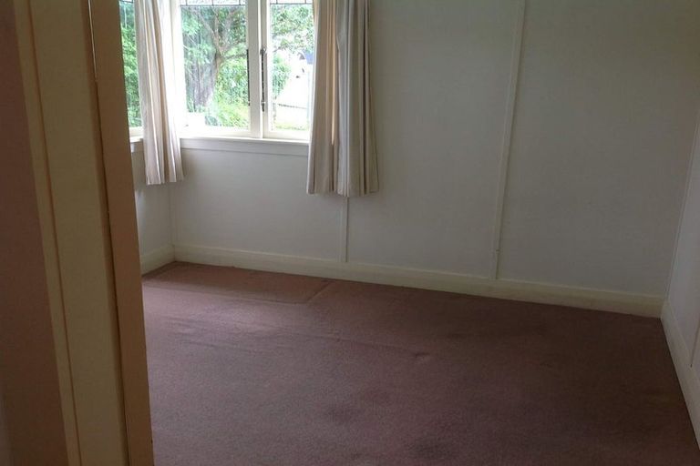 Photo of property in 4 Fairfax Avenue, Northcote, Auckland, 0627