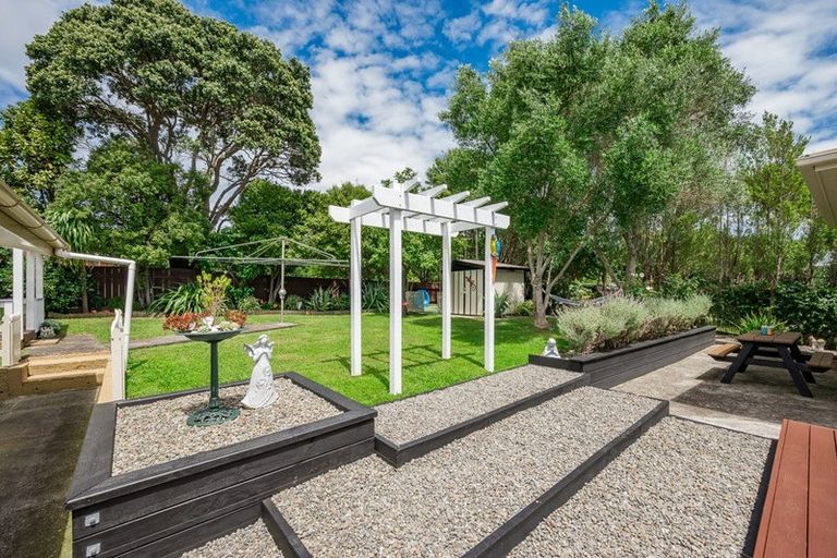 Photo of property in 42 Kaitawa Crescent, Paraparaumu, 5032