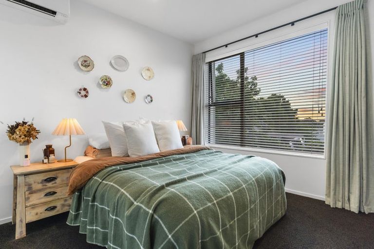 Photo of property in 12/15 Chivalry Road, Glenfield, Auckland, 0629