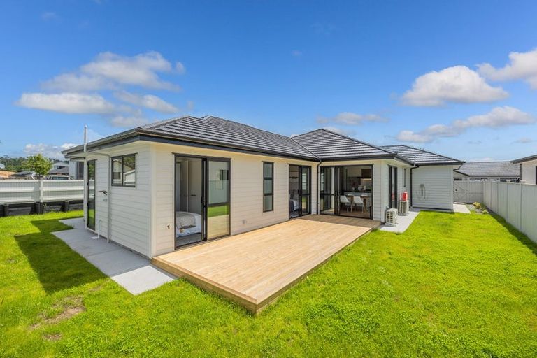 Photo of property in 14 Madden Avenue, Kumeu, 0810