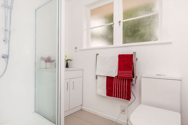 Photo of property in 22 Sylvan Crescent, Te Atatu South, Auckland, 0610