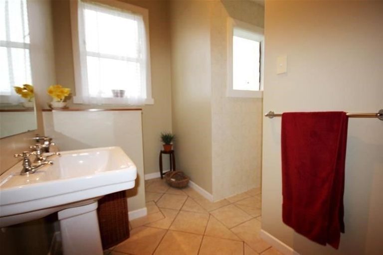 Photo of property in 50 Woodglen Road, Glen Eden, Auckland, 0602