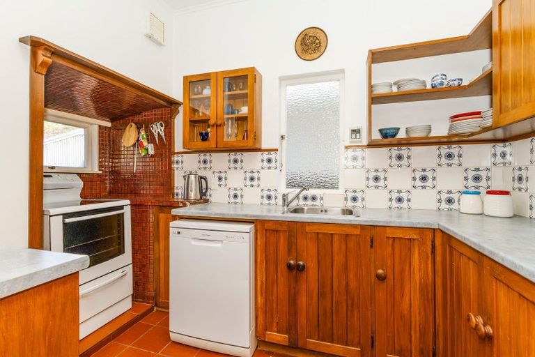 Photo of property in 73 Marine Parade, Eastbourne, Lower Hutt, 5013