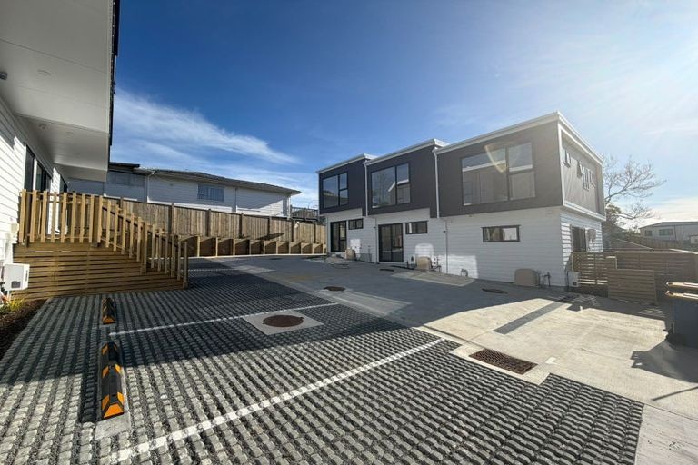 Photo of property in 27 Meadowood Drive, Unsworth Heights, Auckland, 0632
