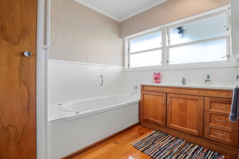 Photo of property in 12 Racecourse Road, Waiuku, 2123