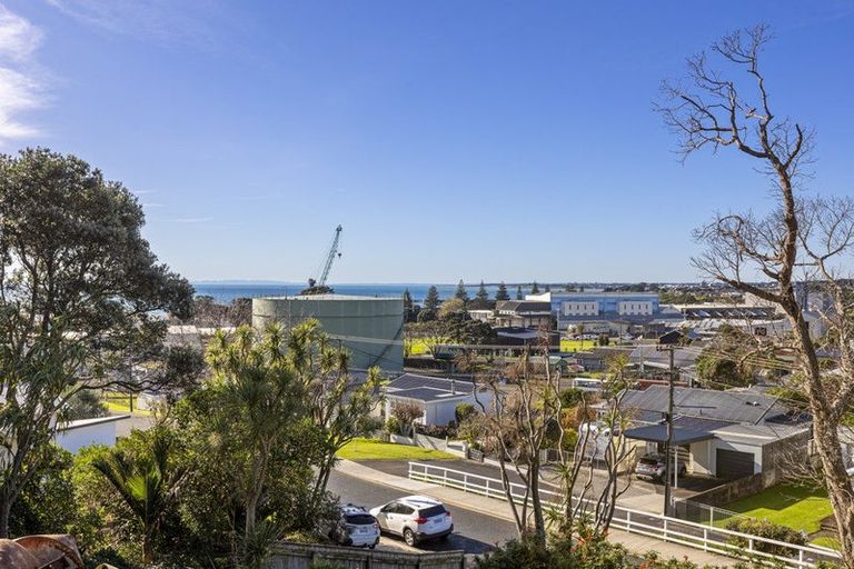 Photo of property in 32 Ngamotu Road, Moturoa, New Plymouth, 4310