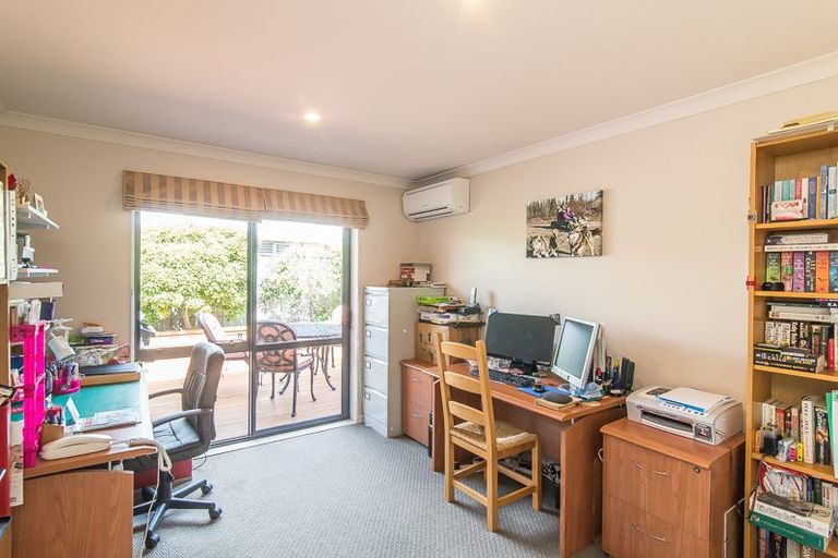 Photo of property in 31 Holcombe Drive, Paraparaumu, 5032