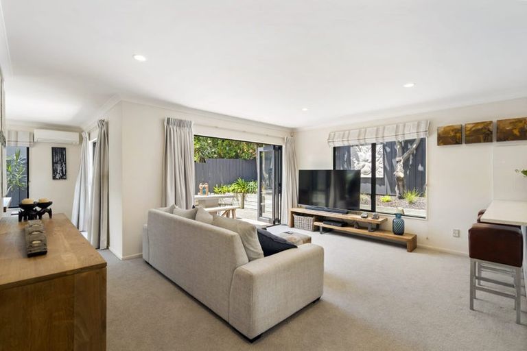 Photo of property in 8a Lupetti Rise, West Harbour, Auckland, 0618