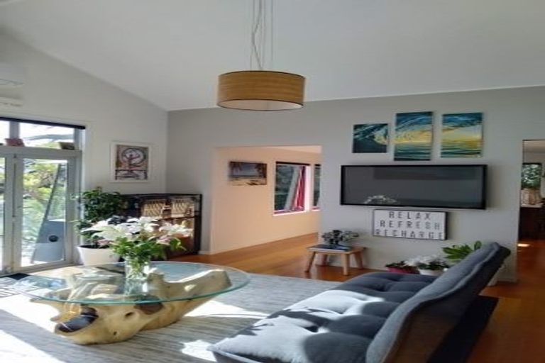 Photo of property in 35 Piha Road, Piha, New Lynn, 0772