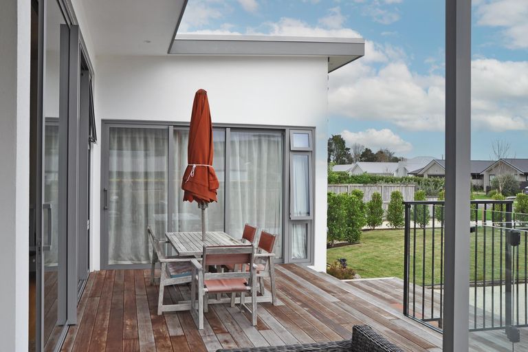 Photo of property in 52 Sandpiper Avenue, Point Wells, 0986