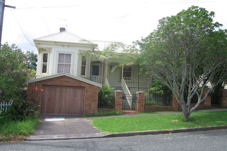 Photo of property in 18 Ewen Alison Avenue, Devonport, Auckland, 0624