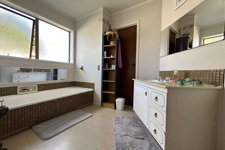 Photo of property in 1/39 Clevedon Road, Papakura, 2110