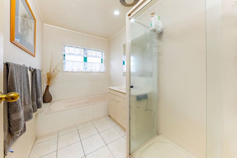 Photo of property in 2a Waiari Road, Conifer Grove, Takanini, 2112