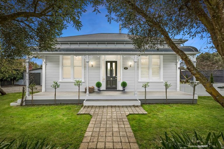 Photo of property in 106 Jellicoe Street, Martinborough, 5711