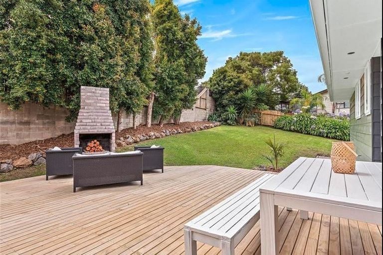 Photo of property in 3 Sumich Place, West Harbour, Auckland, 0618