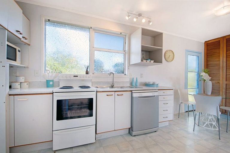 Photo of property in 33 Lincoln Park Avenue, Massey, Auckland, 0614